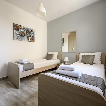 F11 Room 2, Private Room Two Single Beds Shared Bathroom In Shared Flat Msida Bagian luar foto