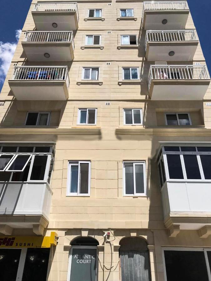 F11 Room 2, Private Room Two Single Beds Shared Bathroom In Shared Flat Msida Bagian luar foto