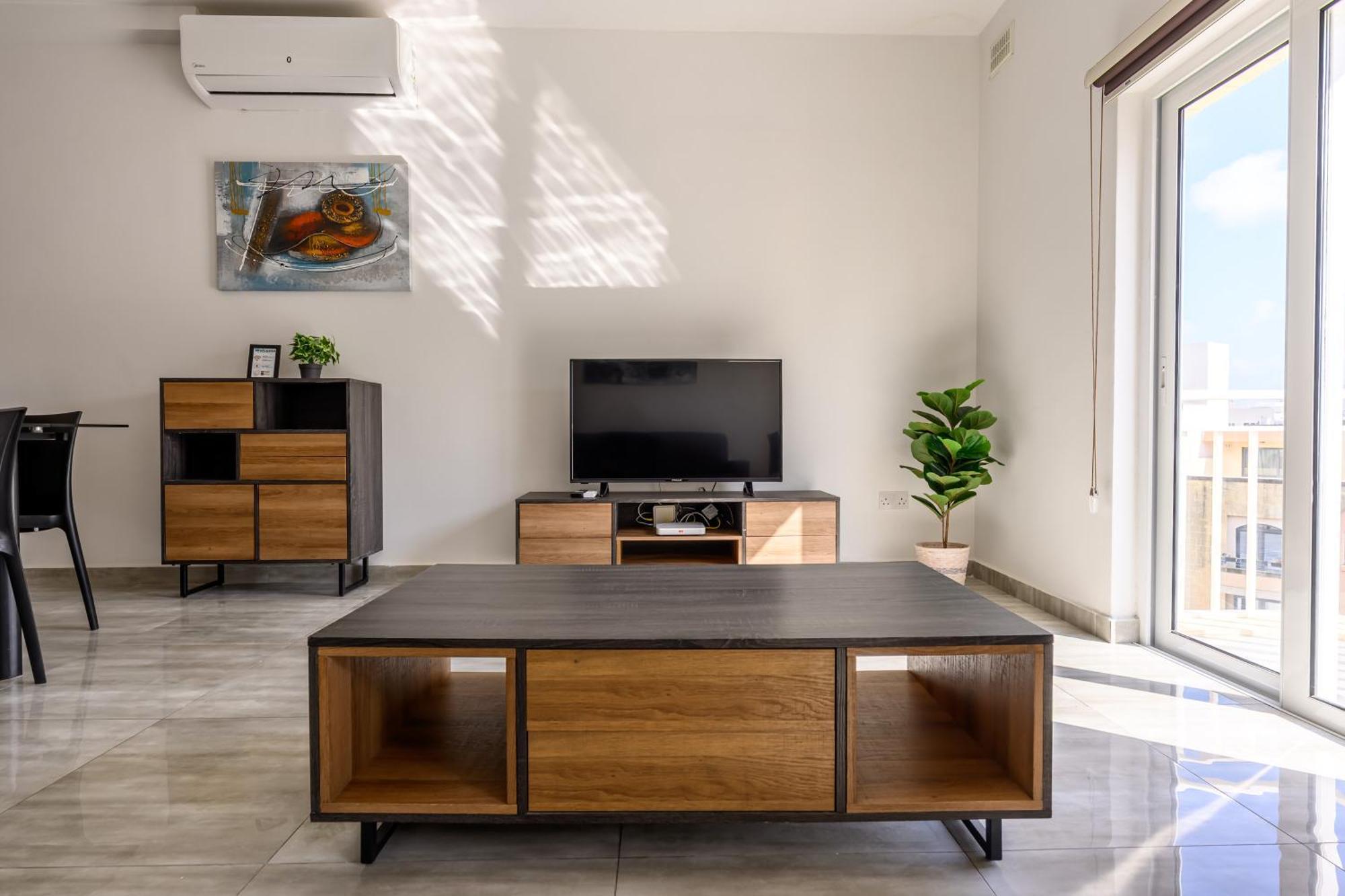 F11 Room 2, Private Room Two Single Beds Shared Bathroom In Shared Flat Msida Bagian luar foto