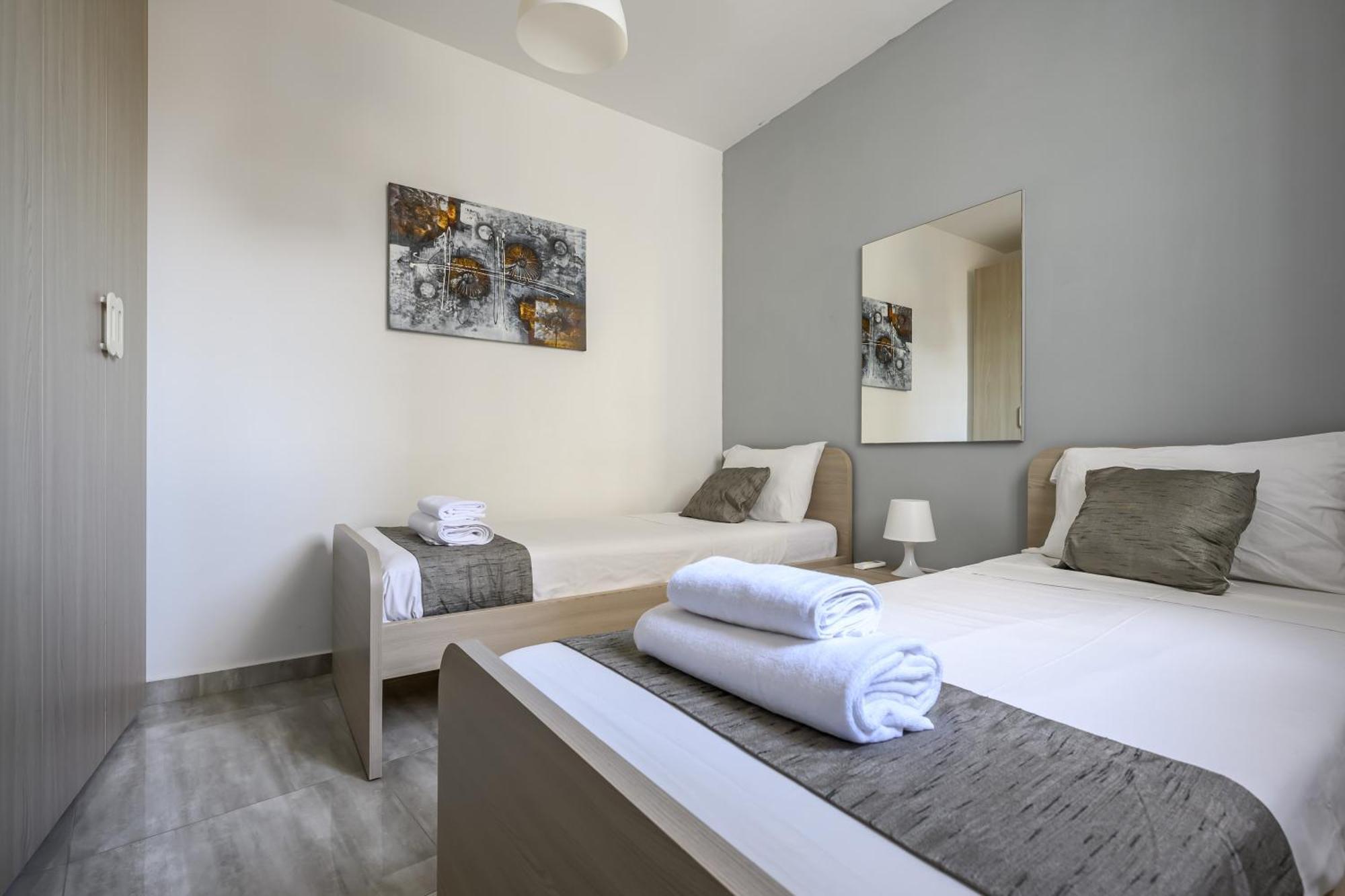 F11 Room 2, Private Room Two Single Beds Shared Bathroom In Shared Flat Msida Bagian luar foto