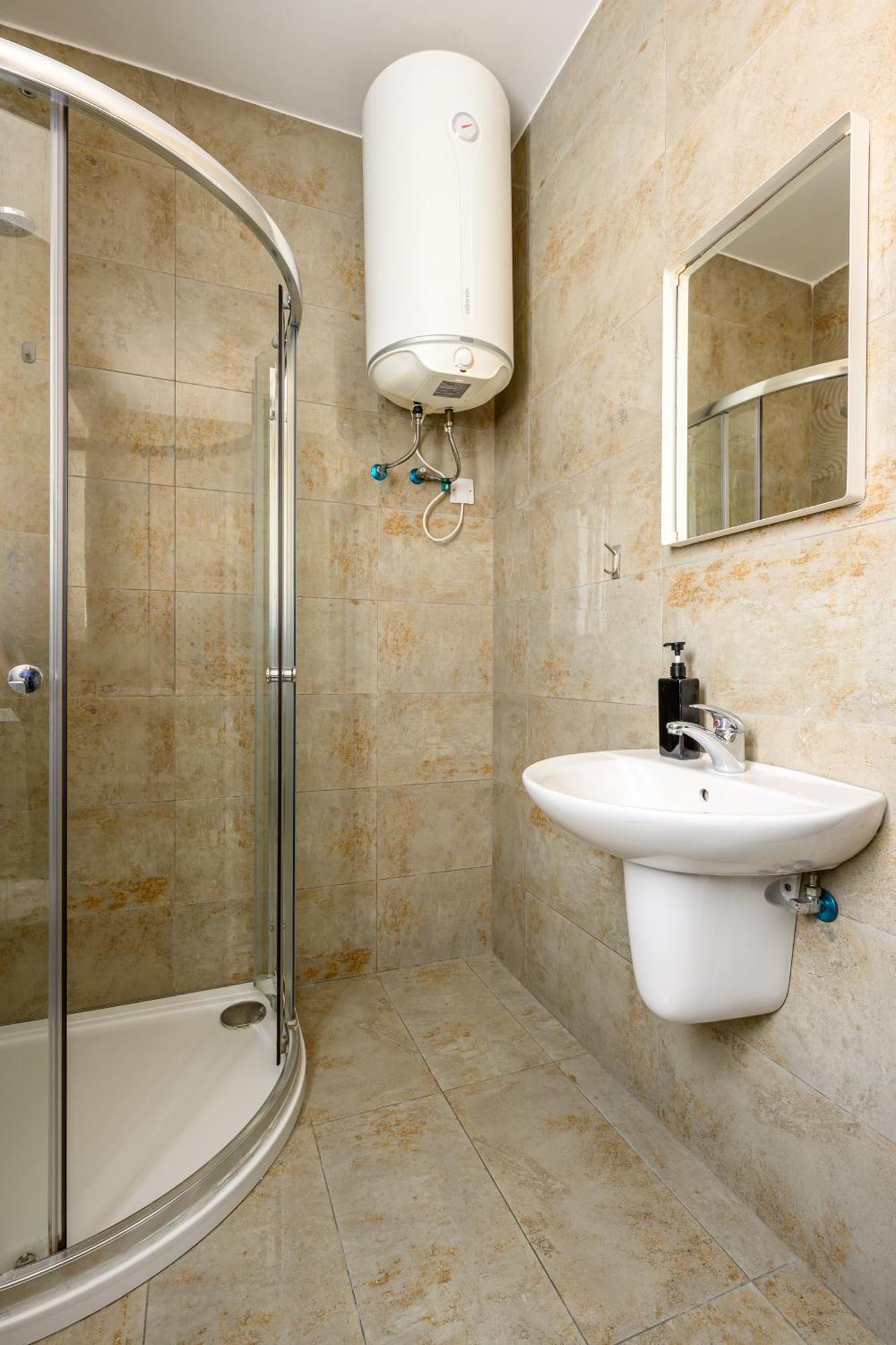 F11 Room 2, Private Room Two Single Beds Shared Bathroom In Shared Flat Msida Bagian luar foto