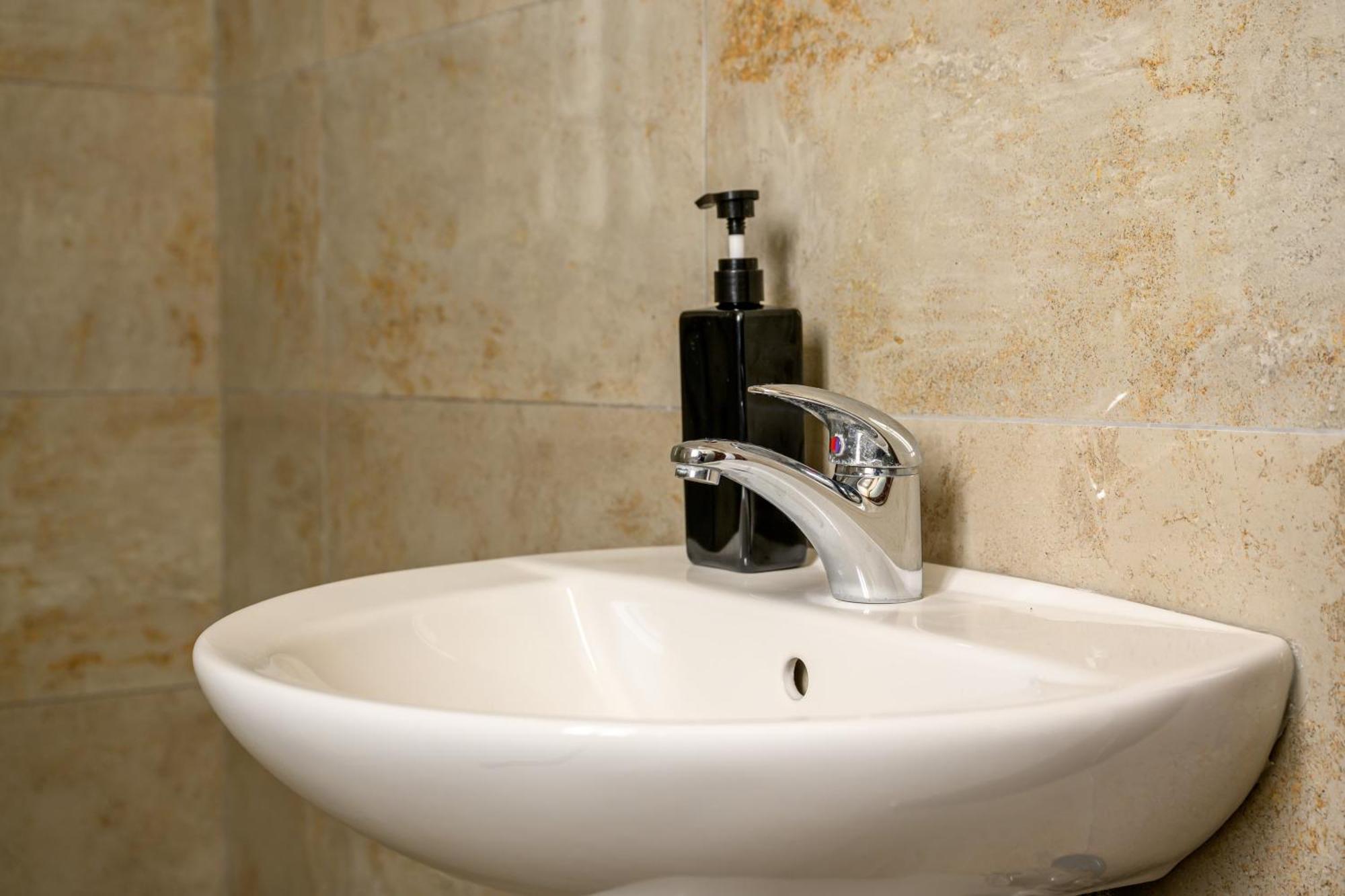 F11 Room 2, Private Room Two Single Beds Shared Bathroom In Shared Flat Msida Bagian luar foto