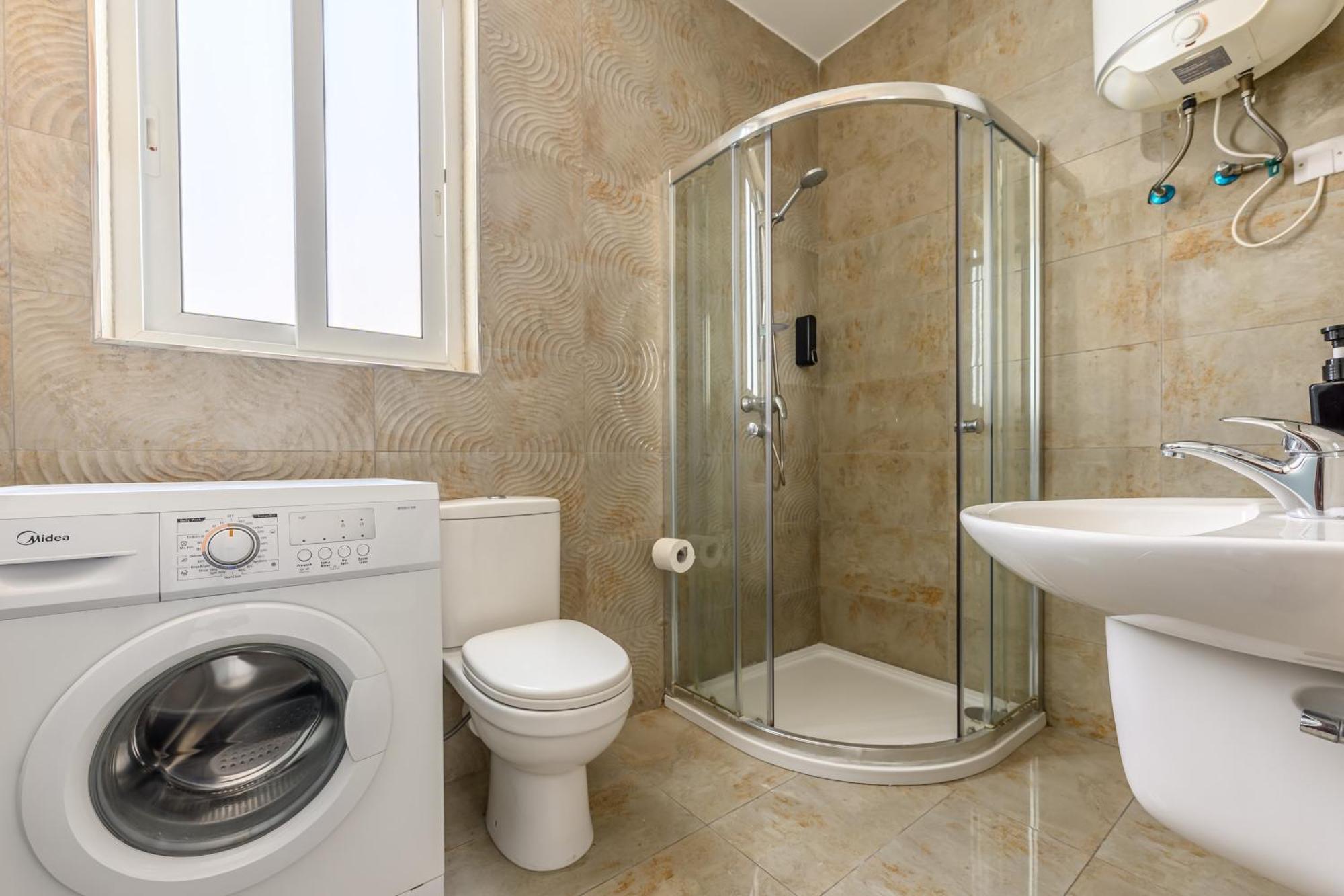 F11 Room 2, Private Room Two Single Beds Shared Bathroom In Shared Flat Msida Bagian luar foto