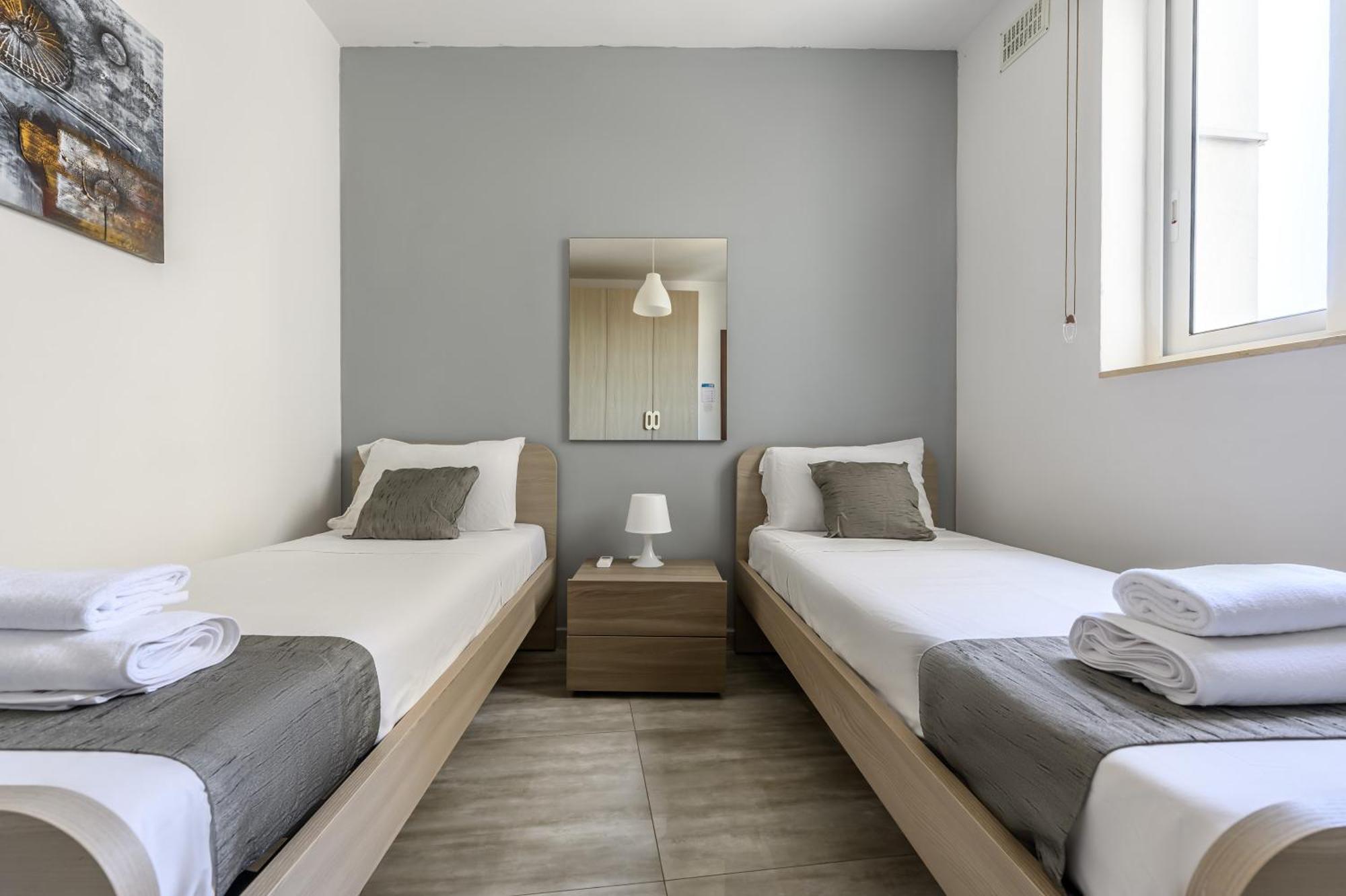 F11 Room 2, Private Room Two Single Beds Shared Bathroom In Shared Flat Msida Bagian luar foto