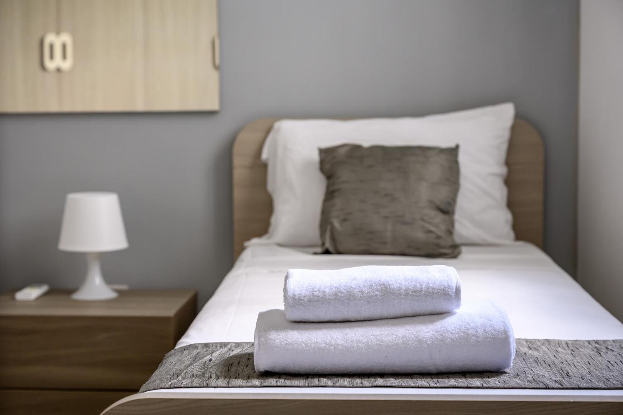 F11 Room 2, Private Room Two Single Beds Shared Bathroom In Shared Flat Msida Bagian luar foto