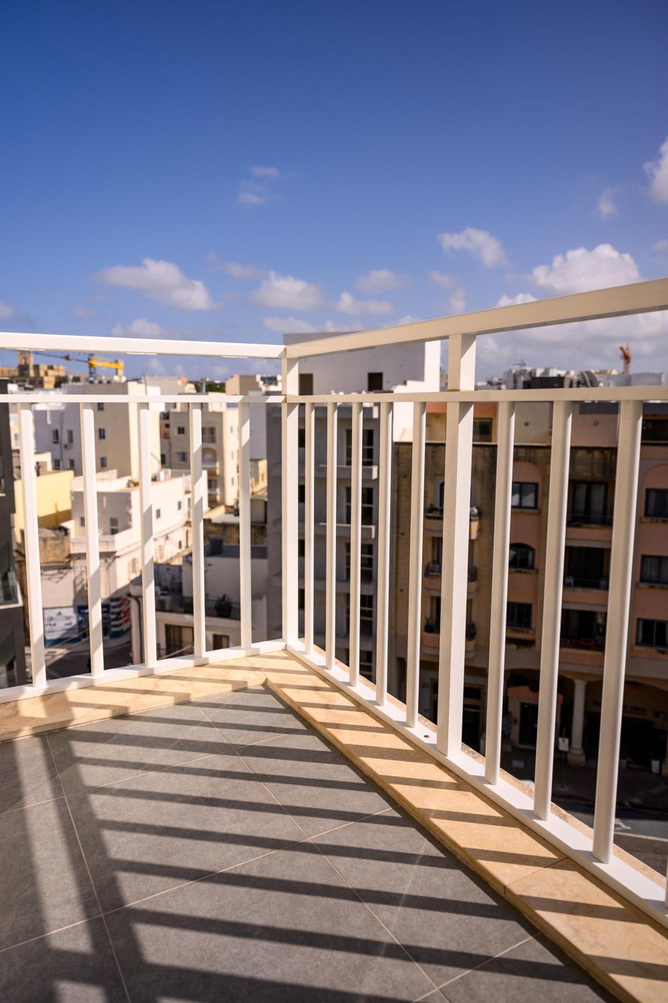 F11 Room 2, Private Room Two Single Beds Shared Bathroom In Shared Flat Msida Bagian luar foto