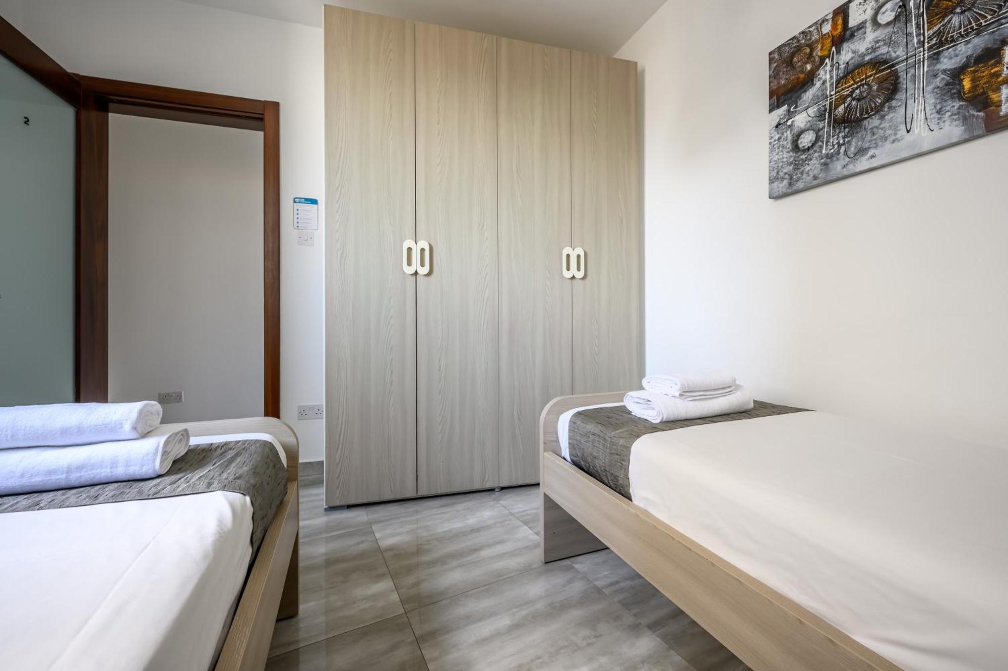 F11 Room 2, Private Room Two Single Beds Shared Bathroom In Shared Flat Msida Bagian luar foto