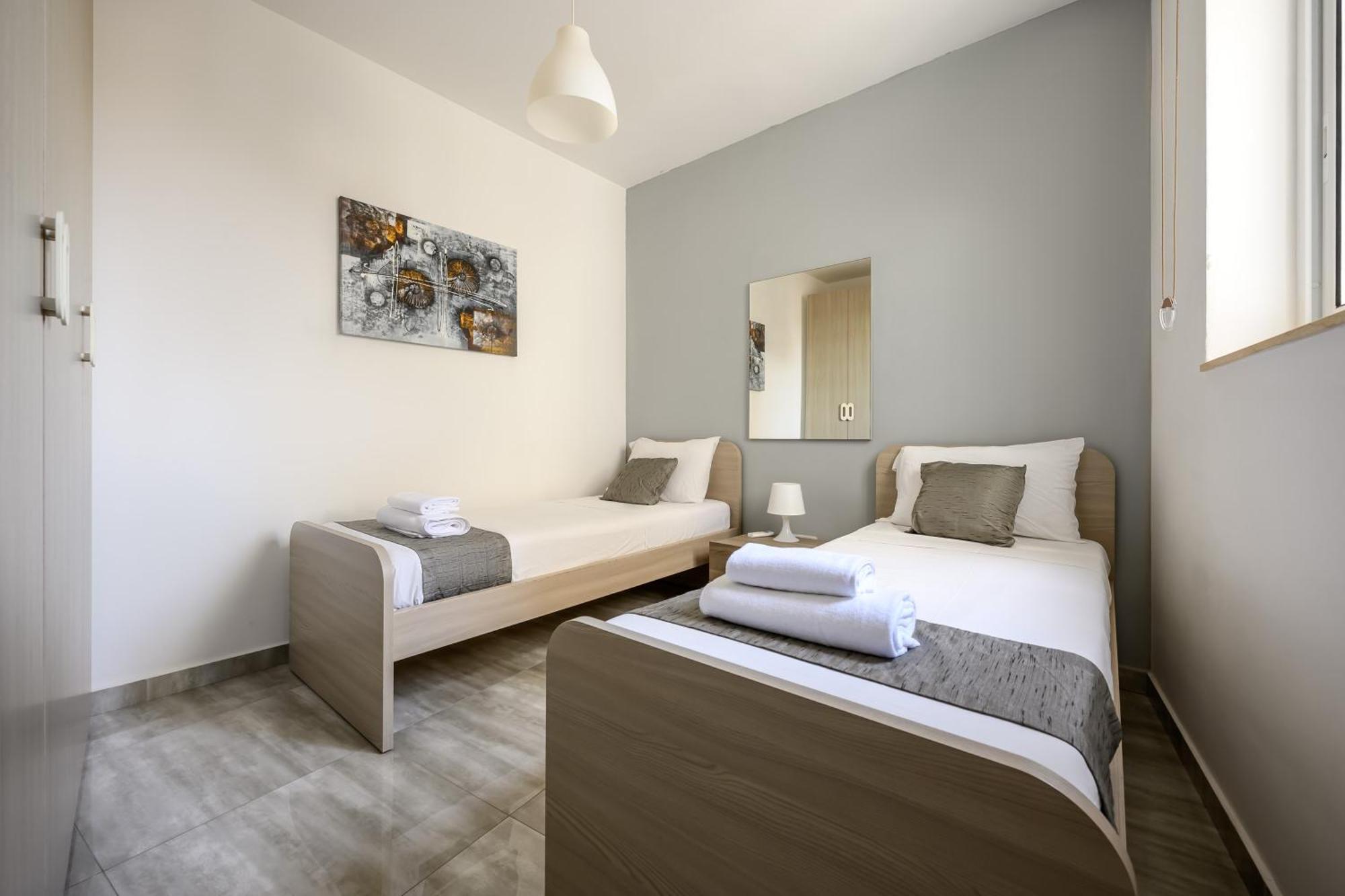F11 Room 2, Private Room Two Single Beds Shared Bathroom In Shared Flat Msida Bagian luar foto