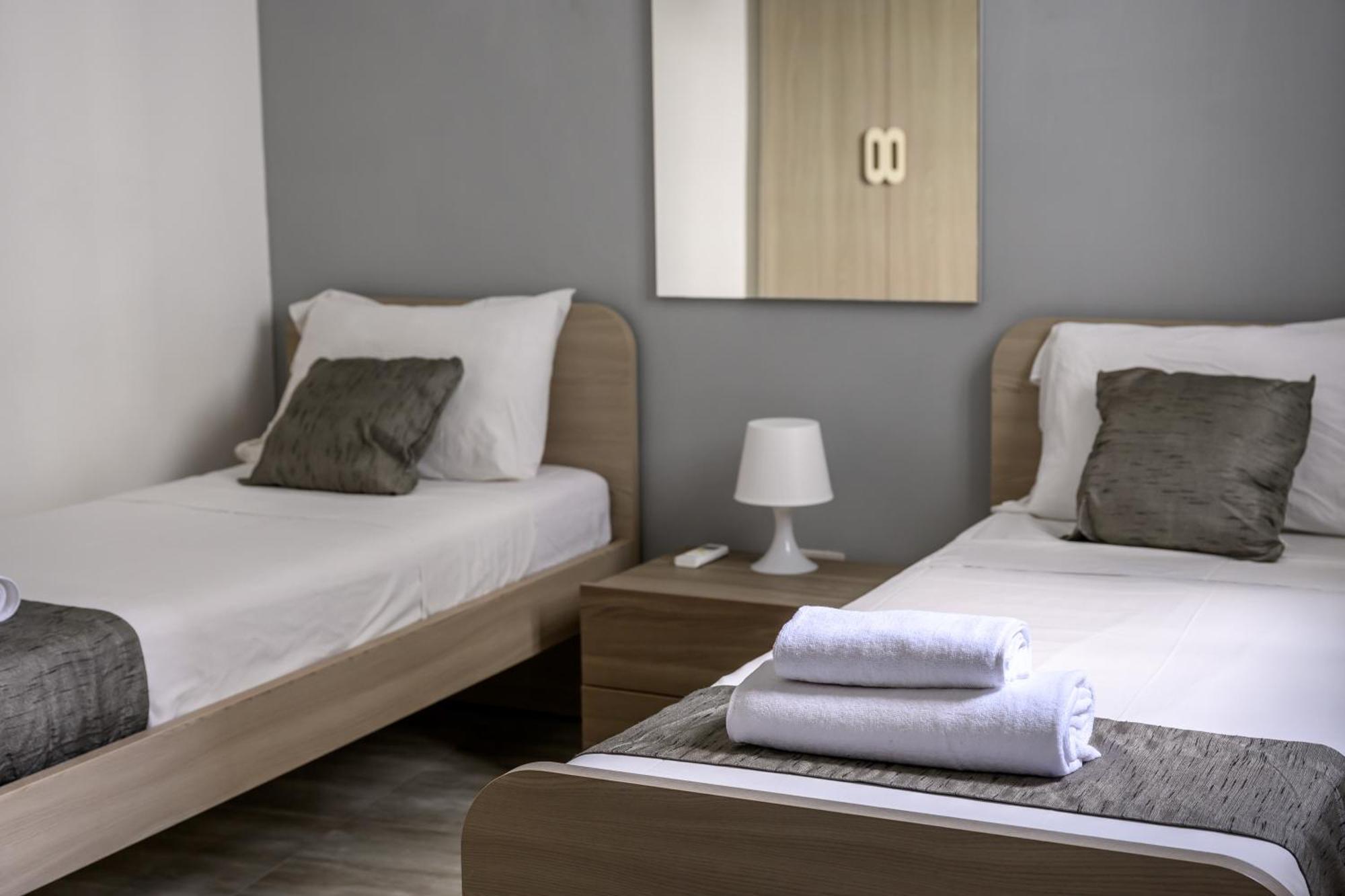 F11 Room 2, Private Room Two Single Beds Shared Bathroom In Shared Flat Msida Bagian luar foto